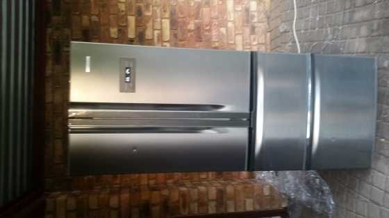 I have Russell Hobbs 455LT 4 door fridge with French door for Sale. model number RHFR468M-FD