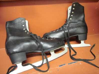 Ice skates for sale. Size 7 Black. - Hardly ever used. Private sale.