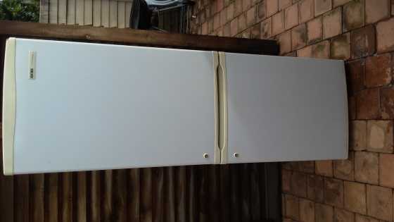 ignis fridge freezer 320 liter white