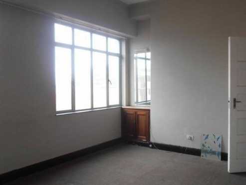 Illovo 1bed, bathroom, kitchen, lounge, rental R7000 Call 011 069-6528 or whats app 061-4388700