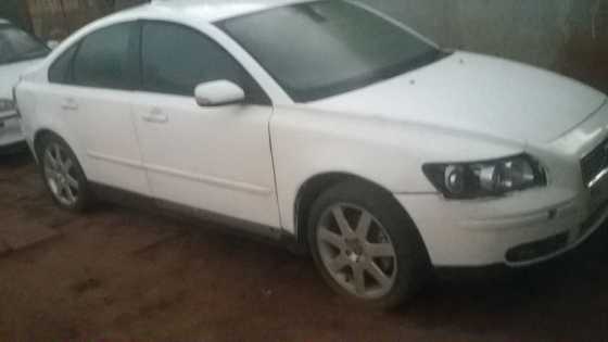 im selling my volvo S40 2005 model. still running well