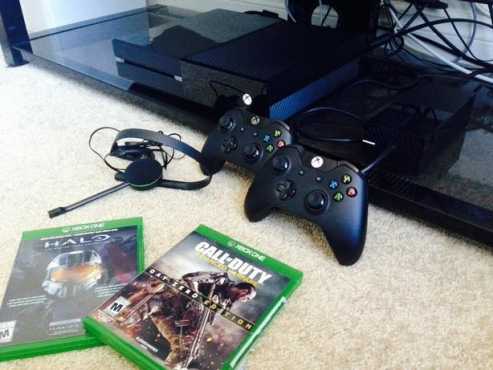 In Mint Condition XBOX ONE With 500GB 2 Original Controllers amp 2 latest Games...