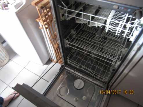 Indecit extra-large dishwasher