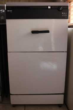 Indesit industrial 2114 xtra large dishwasher for pots as well. In good condition R1,000.