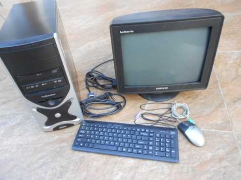 Intel Celeron 2,66 GHz desktop PC and monitor