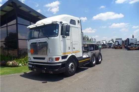 International 9800 i MIDROOF TRUCK TRACTOR