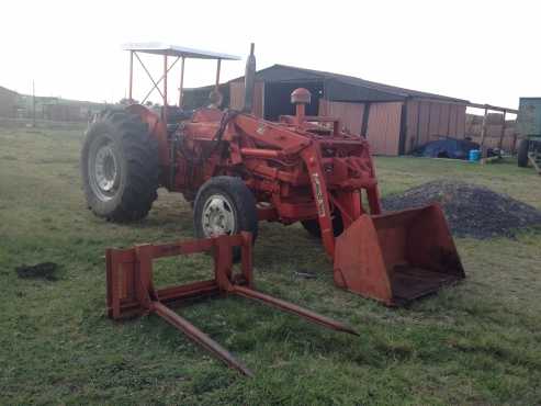 International Harvester 724 with Quicke 4560 front loader