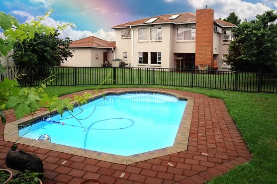Invest in total family security in this 3 bed Raslouw Manor home.