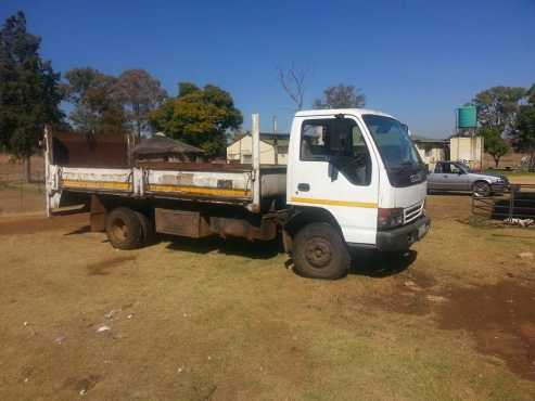 Isuzu 4 Ton trok met n 800kg tail lift agter