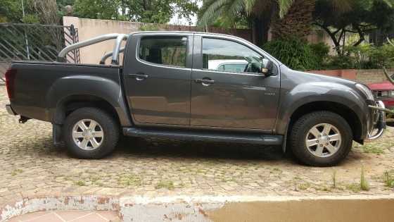 Isuzu double cab 4 x 4 2014 model in mint condition