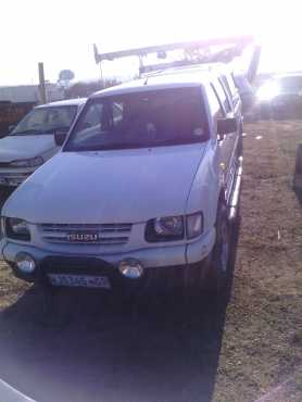 isuzu double cap white colour whit canopy 2002 madel