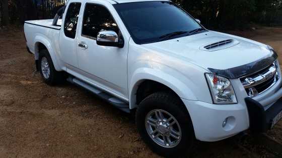 ISUZU KB300 D-TEQ LX EXCAB 2011  As NEW