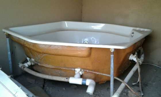 Jacuzzi bath with overflow only.