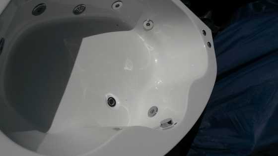 Jacuzzi cnr bath 6 jets plus pump very good condition