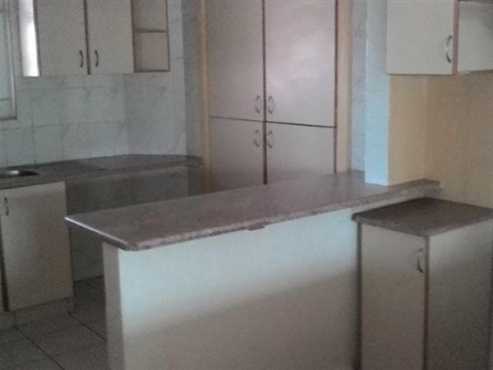 Joubert Park open plan bachelor flat to let for R2100 pre-paid electricity