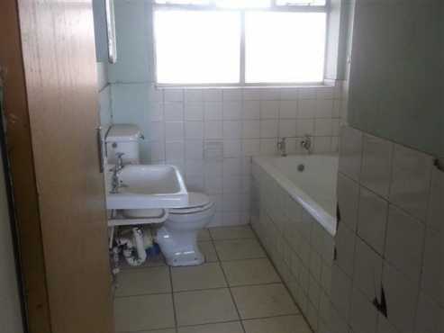 Joubert Park open plan bachelor flat to let for R2400