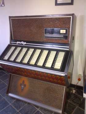 JUKE BOX PLAYS VINAL WITH RECORDS