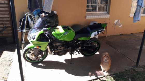 Kawasaki zx6 2000 model