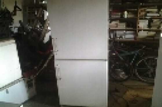 Kelvinator fridge freezer 300l