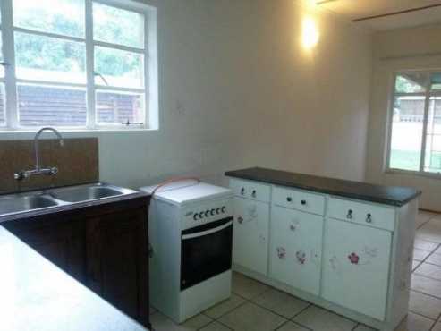 Kensington 1bed garden cottage to left or R2500 Max 3 people