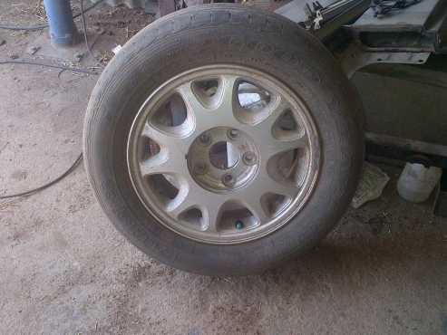 Kia Carnival  Sedona  alloy wheels with Tyres x2