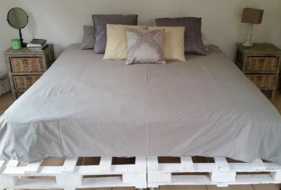 King size bed with custom pallet base - URGENT SALE