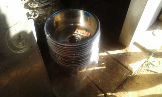 Kitchen zincs - Prep bowls for sale x 36 all plus waste traps for R1800