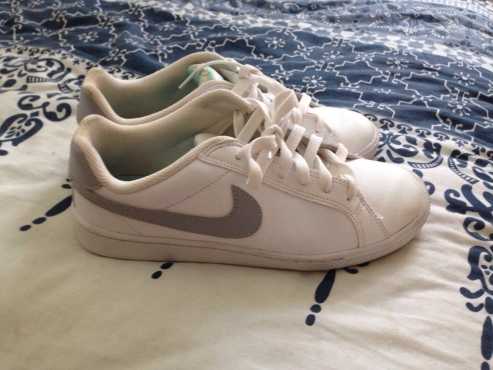 Ladies Nike court majestic sneakers