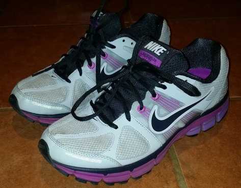 Ladies Nike Pegasus 28 Running Shoes (Size 8)