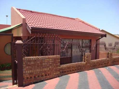 LADY NEEDS A WOMAN OF - 30 TO SHARE THIS NEAT 3 BED HOUSE WITH HER IN SOSHANGUVE, BLOCK BB