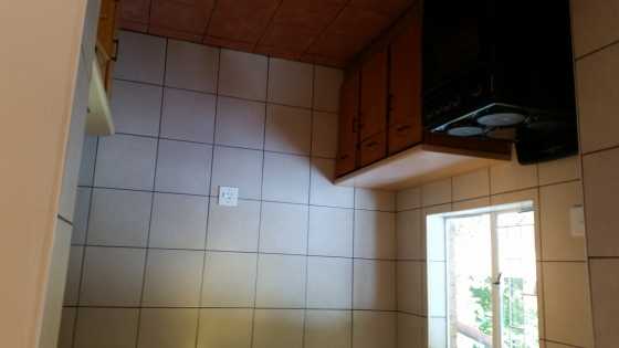 Large 1 x bedroom flat to let. Undercover parking. Bonaero park ext 3.