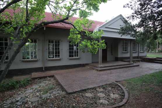 Large 3-bedroom house in secure Lynnwood Manor Estate