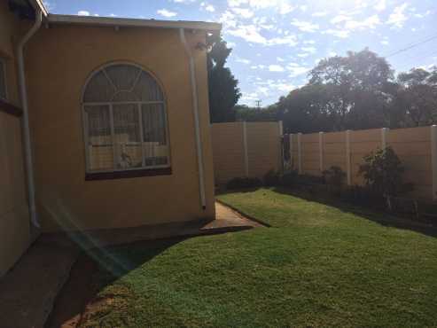 Large cottage, South Hills, south of Johannesburg (including bathroom)