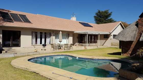 Large family home with fully self contained granny flat in Morehill Benoni