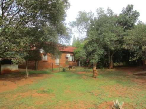 Large farm with all amenities just 15km west of Preotria.