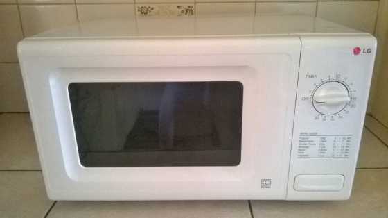 LG microwave Only needs a glass board  600W Still in good condition