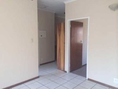 Linden 2 bedrooms, bathroom, kitchen, lounge, flat. Avail 1 Oct. R5500 pm Call 011 069-6528 or whats