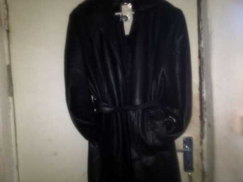 LONG BLACK PLEATHER COAT