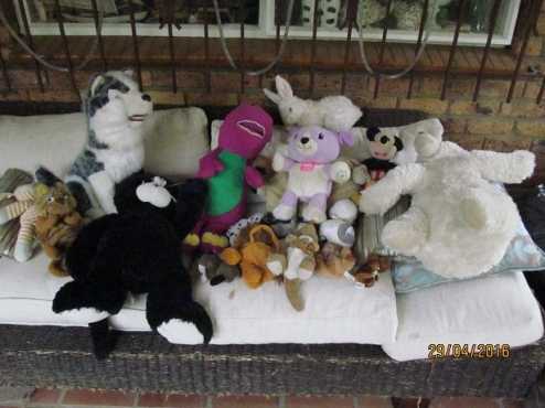 LOT OF SOFT TOYS-HUGE amp TALKING Over 20 toys