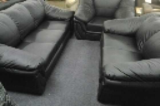 Lounge suite black bonded leather for sale