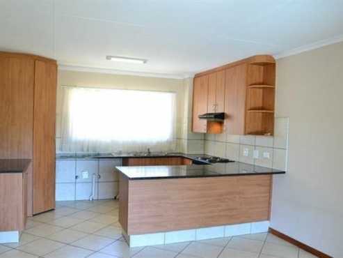 Lyndhurst 2bedrooms, bathroom, kitchen, lounge, Rental R7150 ground floor, garden