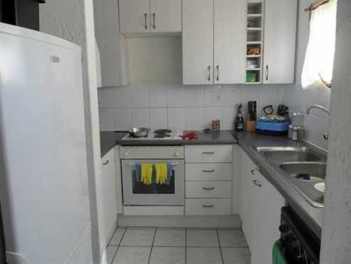 Lyndhurst 2beds, bathroom, kitchen, lounge, 1st floor Rental R5000 Call 011 069-6528 or whats app 07