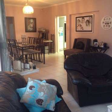 Lyndhurst beautiful 3 bed 2 bath cluster with pool and maids accom.
