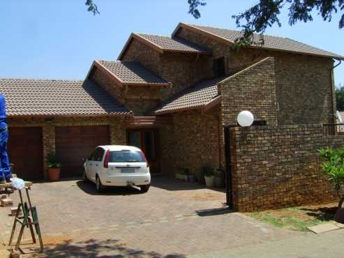 Magalieskruin Thouse-Modern Spacious amp Stunning home-3bed 2bath-Only R10500 1st AUGUST or sooner