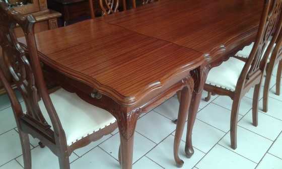 Mahogany dining room table with side board extension and eighth chairs