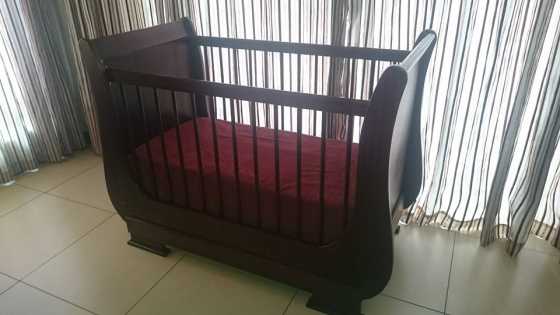 Mahogany veneer slay cot