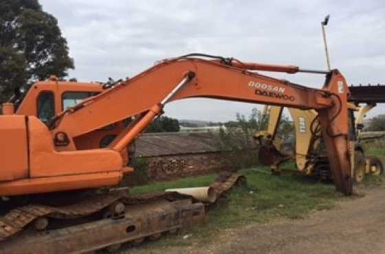 MAKE ME AN OFFER Doosan Daewoo 220 Excavator 20 ton - Needs attention