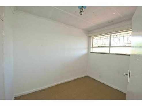 Maraisburg open plan bachelor flat to let for R3000 excl wampl