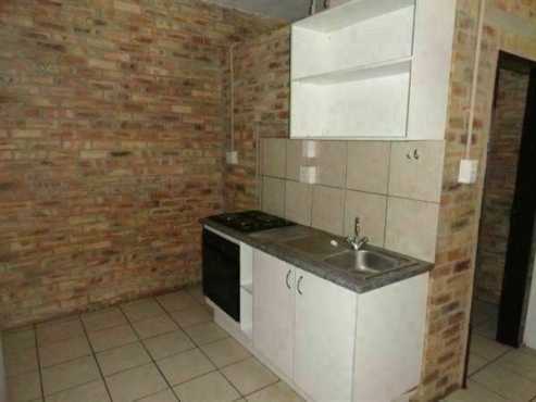 Marshalltown medium open plan bachelor with bathroom and kitchen R2200 Call 063-2377242 or 011 057-3