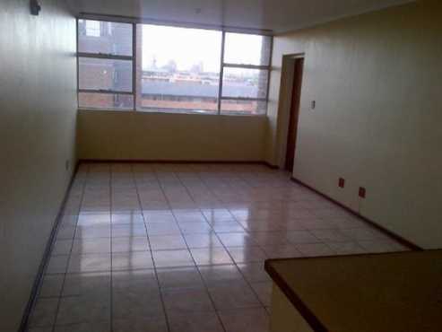 Melville open plan bachelor flat to let for R3800 excl water, pre-paid electricity, secure building